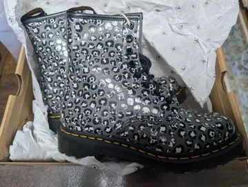 닥터마틴 레오파드 무늬 8홀 부츠 UK4