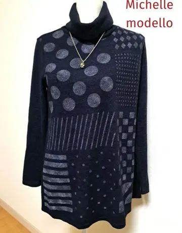 Michelle modello 네이비 터틀넥 스웨터 도트 디자인