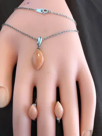 베이지 드롭형 목걸이와 에어링 세트