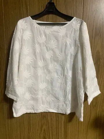 NOMBRE IMPAIR 코튼 자수 화이트 상의