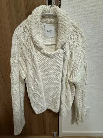 GYDA 화이트 케이블 니트 자켓