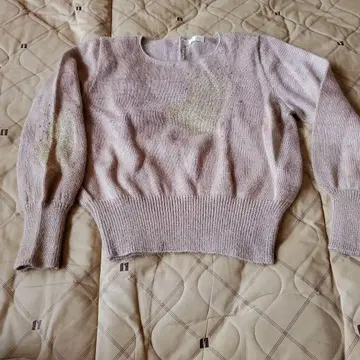 컨디션 최상 실크 울 베이지에 골드 컬러 실 하트 자수 스웨터