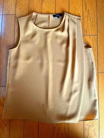 Theory 슬리브리스 드레이프 블라우스