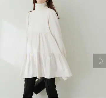 라이트 베이지 티어드 디자인 긴팔 튜닉