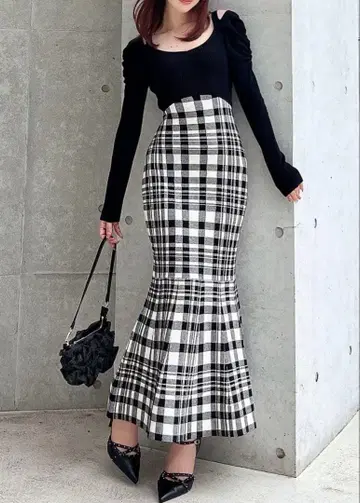 [ 리젝시 ] 숄더 오픈 머메이드 니트 원피스