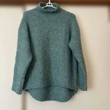 청록색 터틀넥 니트 스웨터 긴팔