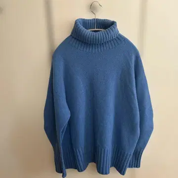 파란색 터틀넥 니트