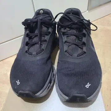 On Cloudstratus 블랙 스니커즈