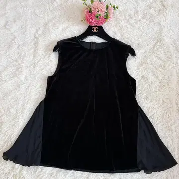 최근 모델 벨로아 누아르 폭시 사이드 플리츠 티셔츠