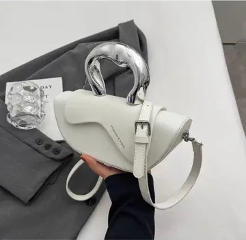 화이트 핸드백 메탈릭 핸들