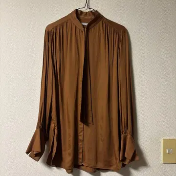 BEIGE 브라운 보타이 블라우스