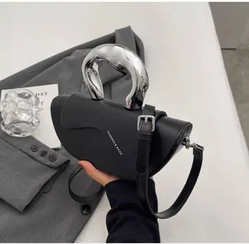 모던 디자인 블랙 핸드백 메탈 핸들