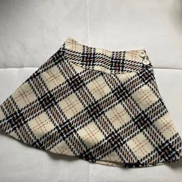 체크 무늬 미니 스커트