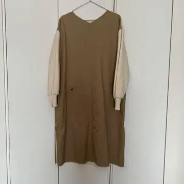 새상품 베이지와 아이보리 긴팔 원피스