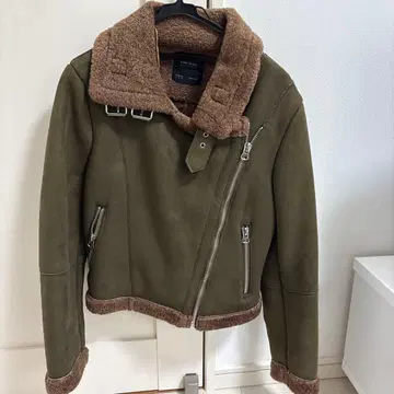 올리브 그린 무스탕풍 코트