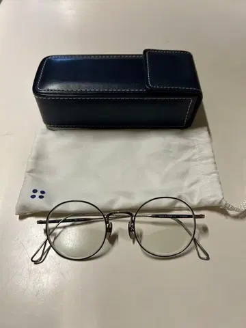 YELLOWS PLUS BILL 데미지 실버 & 블랙