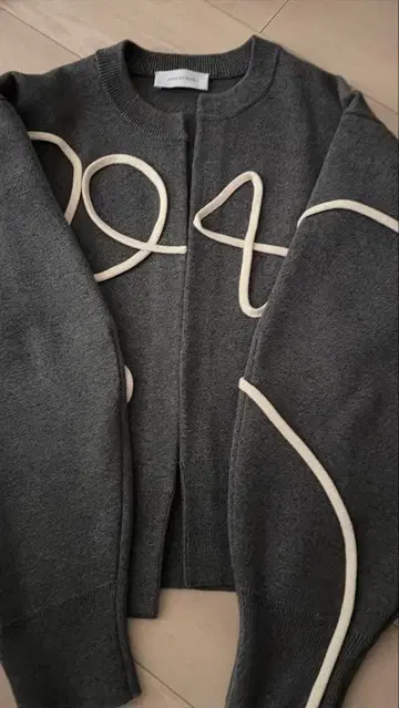 그레이의 화이트 라인 가디건