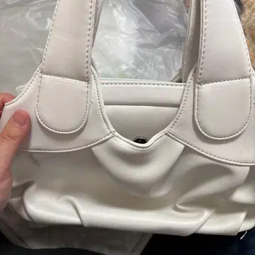화이트 합성 피혁 핸드백