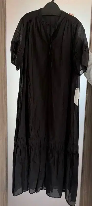 블랙 셔츠 원피스 반팔 프릴 밑단 Vin