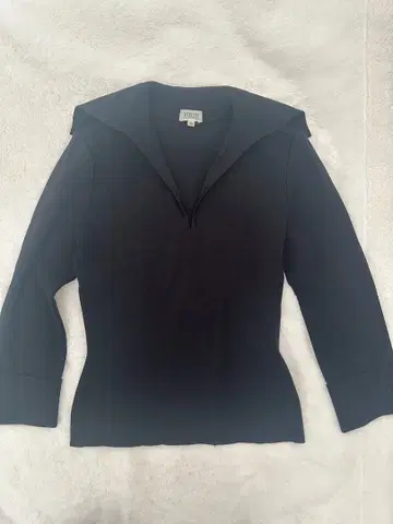 핏감 있는 블랙 니트