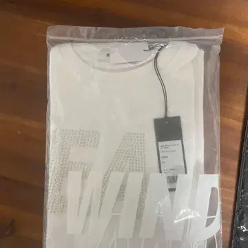 화이트 크리스탈 장식 윈드앤씨 T셔츠