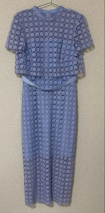 라이트 블루 꽃무늬 자수 무릎 기장 원피스