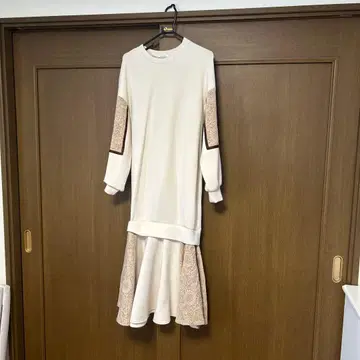 화이트 긴팔 플레어 스커트 원피스