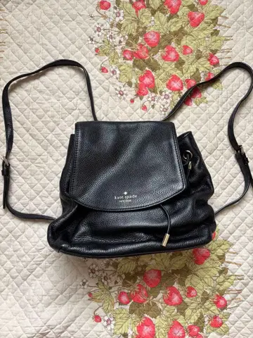 케이트 스페이드 가죽 복조리 플랩 백팩 블랙