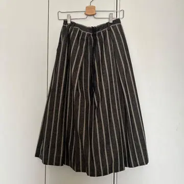 그레이 스트라이프 플레어 스커트