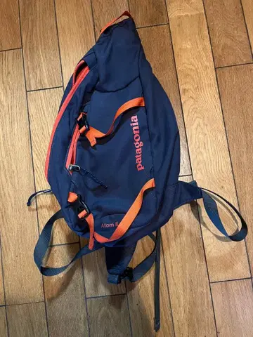파타고니아 Atom Sling 네이비/오렌지