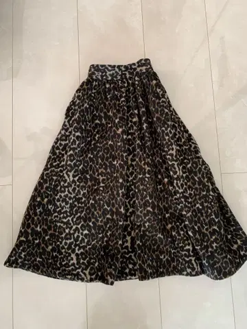 JENNE와 브리지트 파르도의 콜라보 레오파드 무늬 플레어 스커트