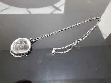 요네즈 켄시 왕관 목걸이