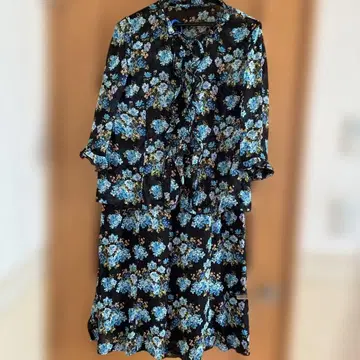 블랙 베이스에 파란 꽃무늬 긴팔 원피스