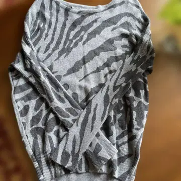 G 그레이 제브라 패턴 톤 다운 블루 니트 스웨터