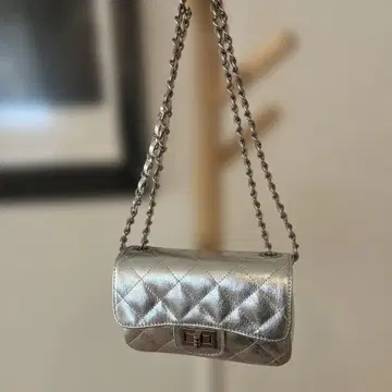 실버 퀼팅 숄더백 미사용 천연 가죽