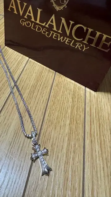 AVALANCHE 실버 크로스 목걸이