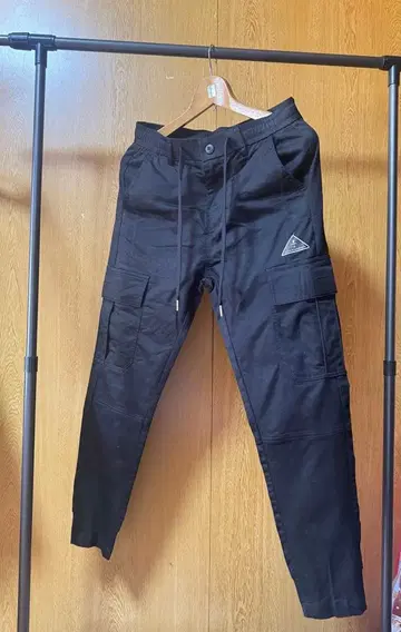 블랙 카고 팬츠 사이드 포켓 포함