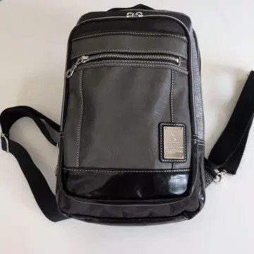 그레이와 블랙의 합성 피혁 숄더백