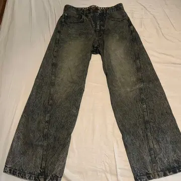 VINTAGE WASHED CURVED DENIM 블루 계열 / M