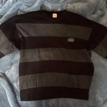 KOOKYN 블랙 그레이 스트라이프 니트 스웨터