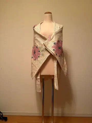 총 시보리 크림색 꽃무늬 겉옷