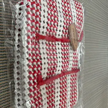 빨간색과 화이트 뜨개질 토트백