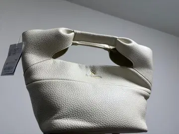 화이트 가죽 핸드백