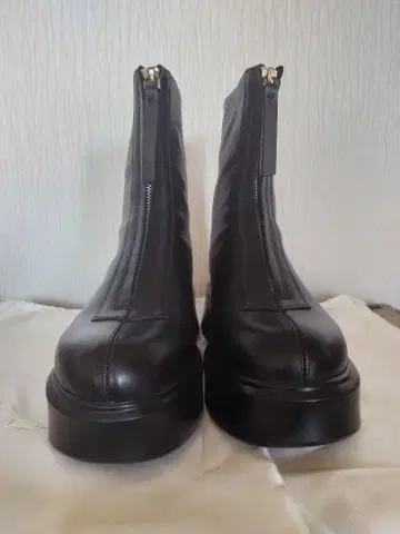 Thelaw 블랙 가죽 통굽 앞 지퍼 부츠