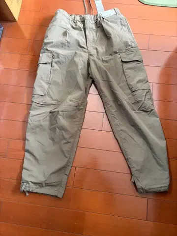 유니클로 와이드 핏 파라슈트 카고 팬츠