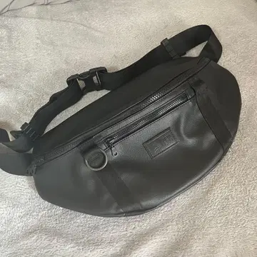 새상품급 NEWERA 뉴에라 힙색 합성 가죽 블랙