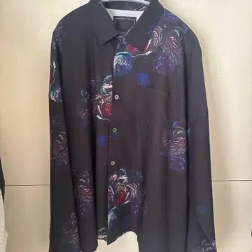 블랙과 보라색 꽃무늬 긴팔 셔츠