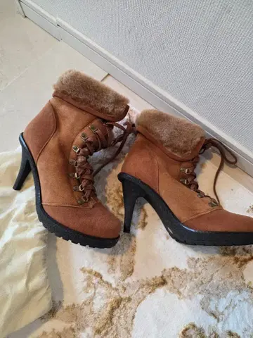 퍼가 달린 브라운 스웨이드 부츠