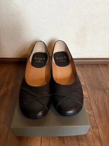 SAYA 블랙 웨지힐 펌프스