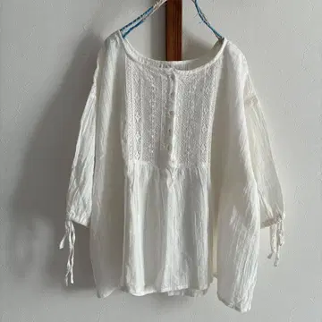 뷔르데사봉 레이스 소매 리본 블라우스